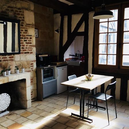 Appartement dans Immeuble 15 éme Siècles Vieux Tours Esterno foto